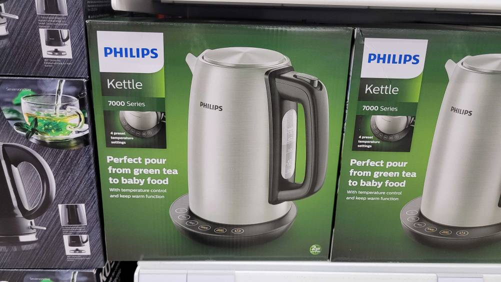 Mehrere originalverpackten Philips-Wasserkocher im Test in einem Verkaufsragal nebeneinander.