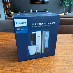 Der Karton der Philips Water Station steht auf einem Tisch.