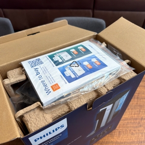 Der geöffnete Karton der Philips Water Station von oben.