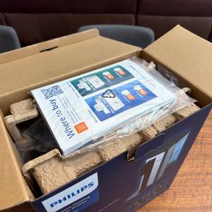 Der geöffnete Karton der Philips Water Station von oben.