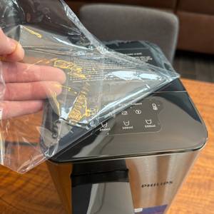 Eine Folie wird von der Philips Water Station abgezogen.