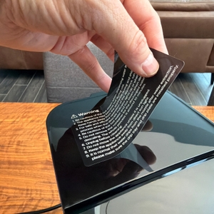 Ein Aufkleber wird von der Philips Water Station abgezogen.