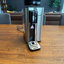 Die Philips Water Station steht auf einem Tisch.