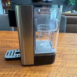 Ein Einsatz für einen Filter im Wassertank der Philips Water Station.