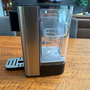 Ein Einsatz für einen Filter im Wassertank der Philips Water Station.