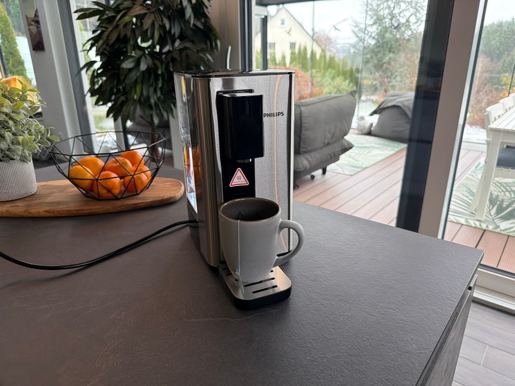 Die Philips Water Station steht während der Bedienung auf einem Tisch.