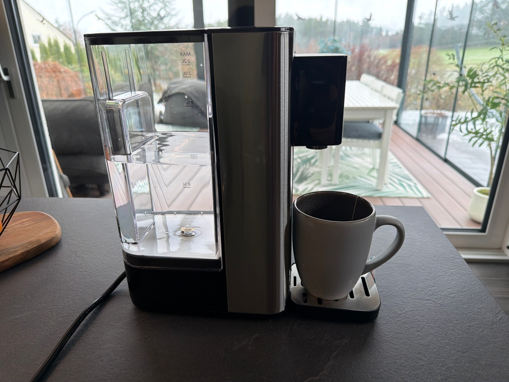 Die Philips Water Station während der Benutzung von der Seite.