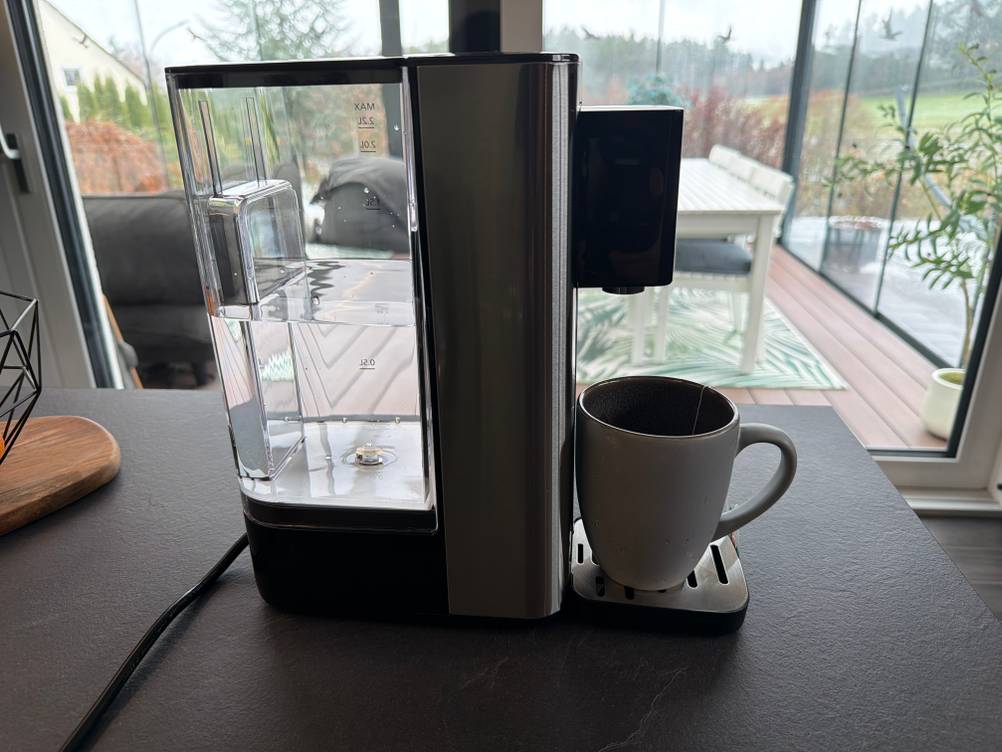 Die Philips Water Station während der Benutzung von der Seite.