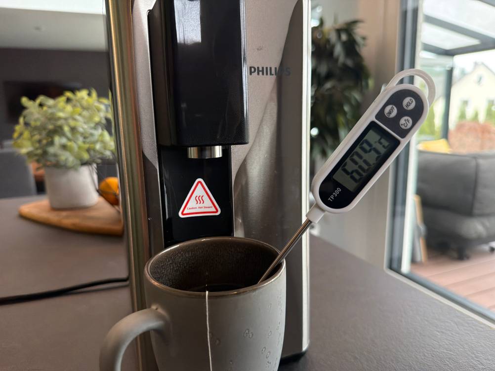 Ein Thermometer im Wasser aus der Philips Water Station zeigt 60,9 °C an.