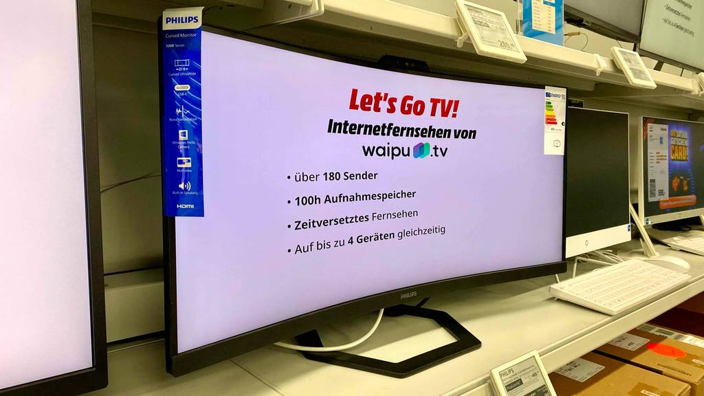 Ein eingeschalteter WQHD-Monitor im Test von seitlich links betrachtet.