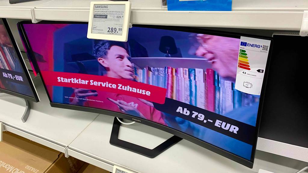 WQHD-Monitor-Test: Ein Gerät in Betrieb von rechts betrachtet steht in einem weißen Regal.