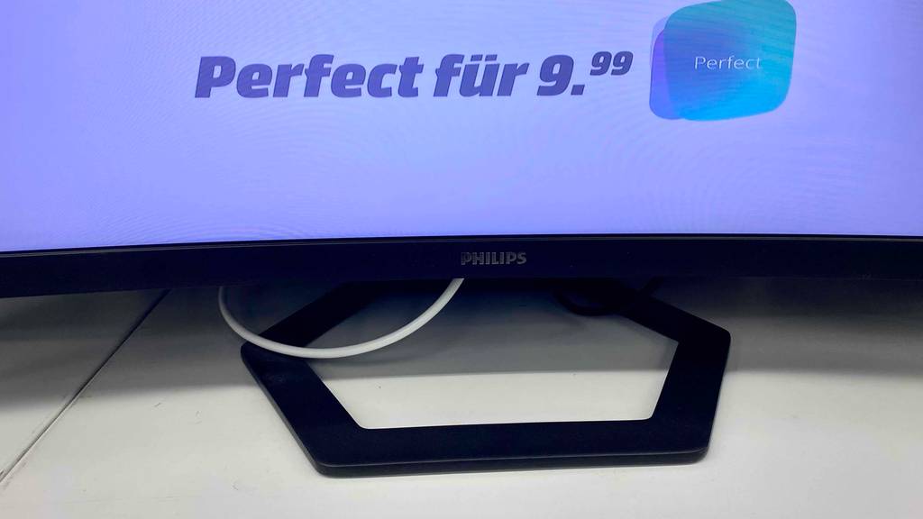 Detailansicht des Ständers eines WQHD-Monitors der Marke Philips.