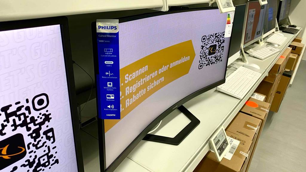 WQHD-Monitor im Test: Mehrere Geräte stehen nebeneinander in einem Verkaufsregal.