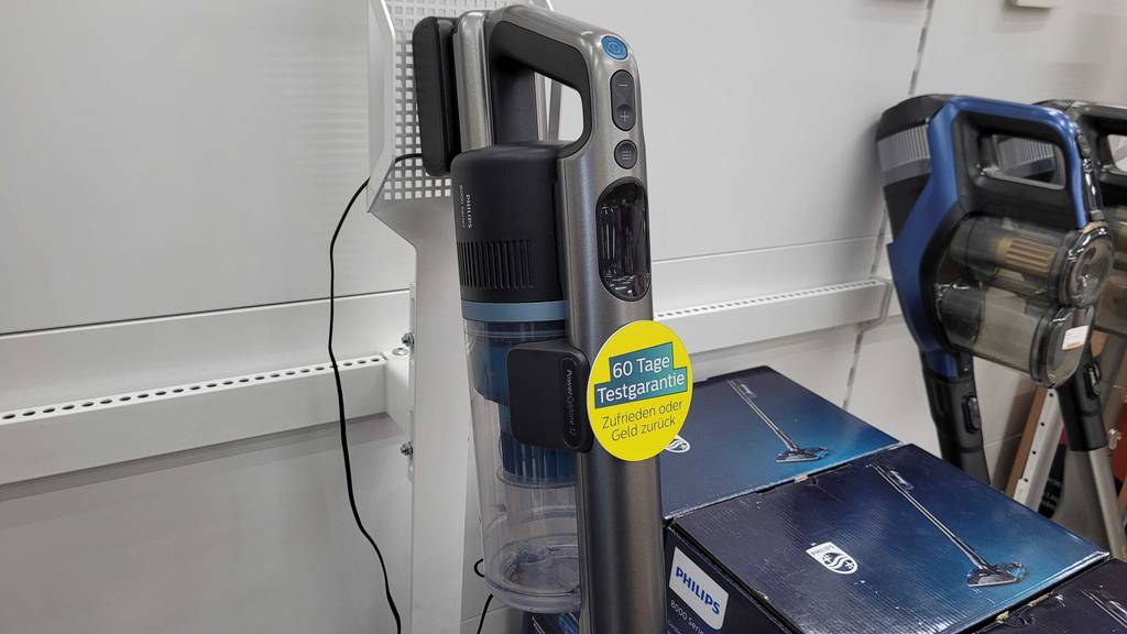 Detailansicht der Ladestation mit Wandhalterung und des transparenten Behälters eines Philips-Akku-Staubsaugers im Test.
