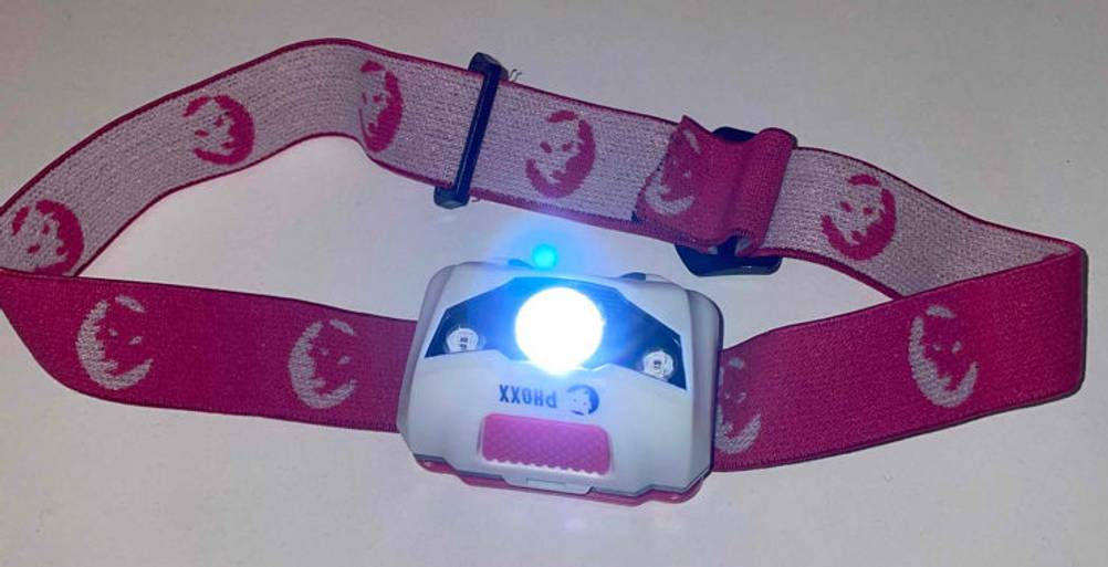 Eine angeschaltete Phoxx-Stirnlampe im Test.
