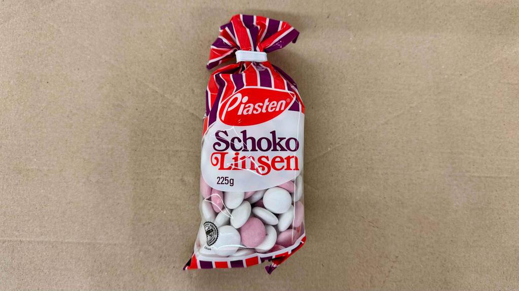 Schokolinsen-Test: Nahansicht der Linsen durch die durchsichtige Verpackung.