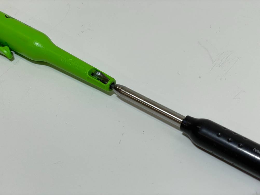 Ein Automatik Körner im Test in Nahansicht liegt auf weißer Fläche.