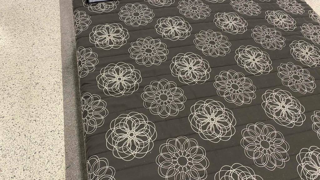 Detailansicht des Materials einer getesteten Matratze 140x200 mit Blumenmuster.