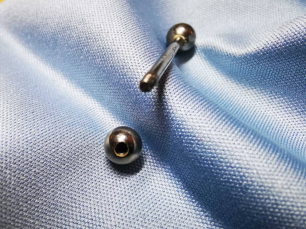 Detailansicht der Schraubkugel eines geraden Piercings im Test.