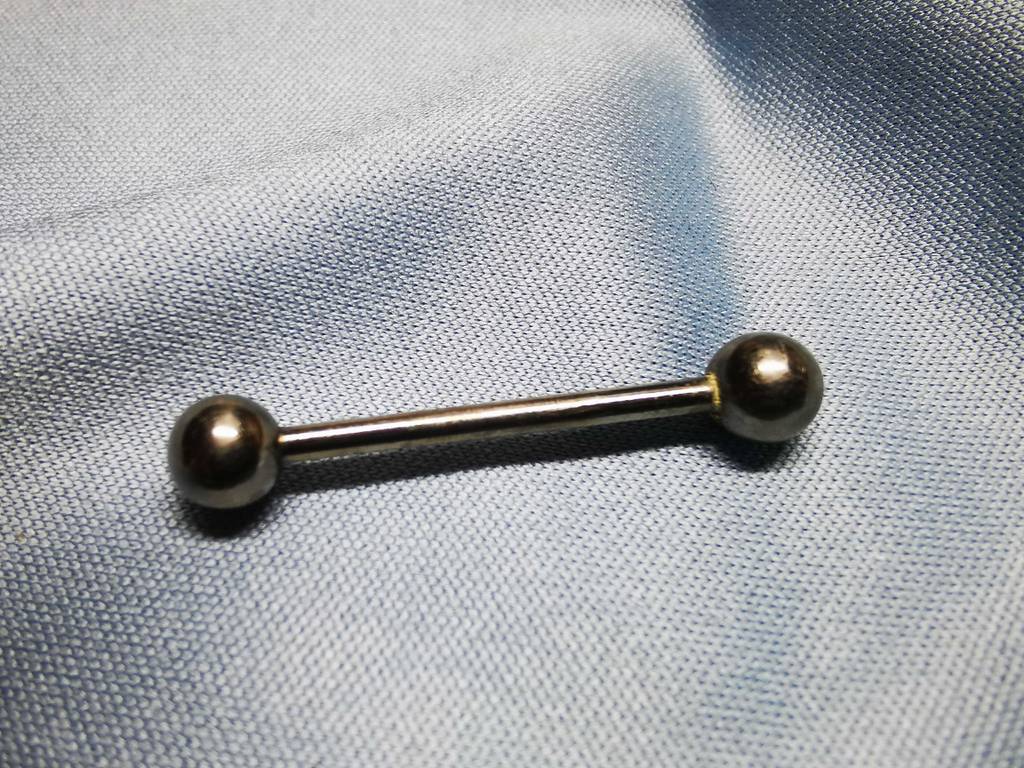 Blick auf ein getestetes gerades silbernes Piercing.