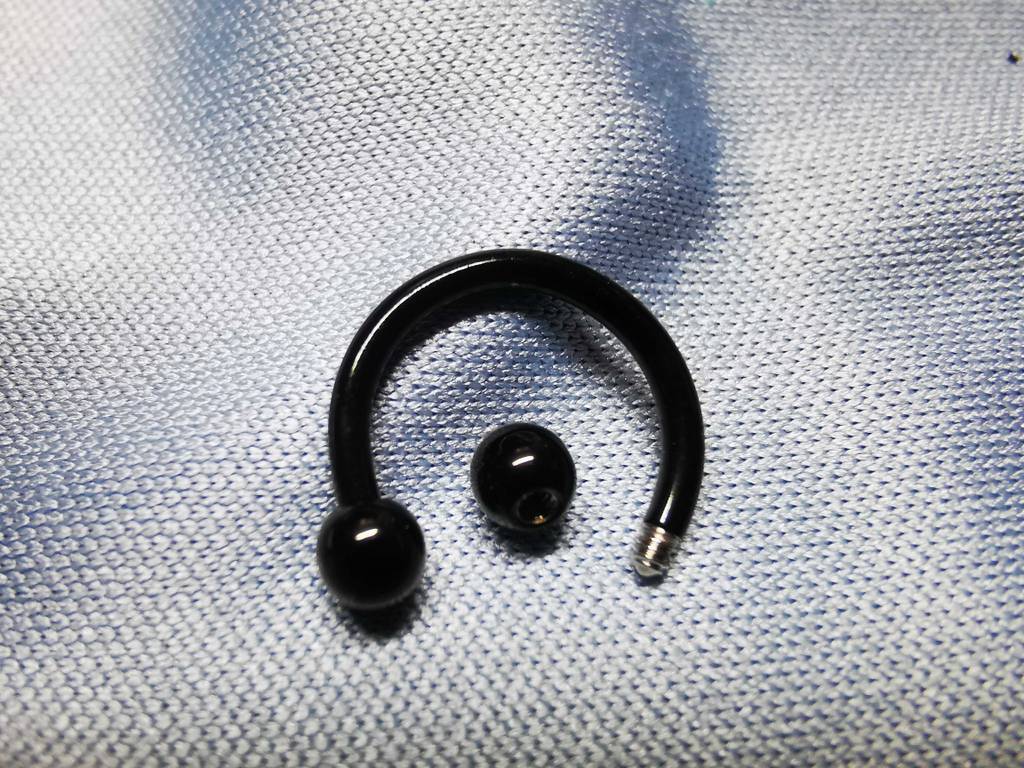 Im Test: Die Schraubkugel eines Hufeisen-Piercings liegt in der Mitte.