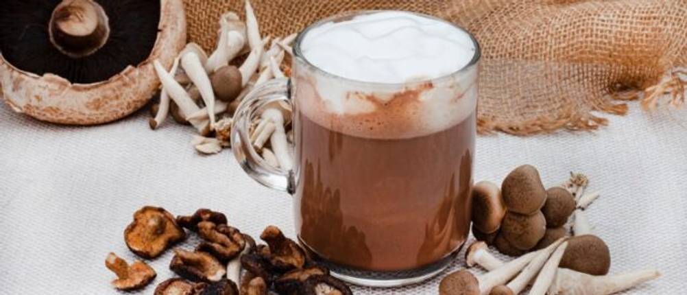 Pilzkaffee als Latte vor verschiedenen Zutaten.