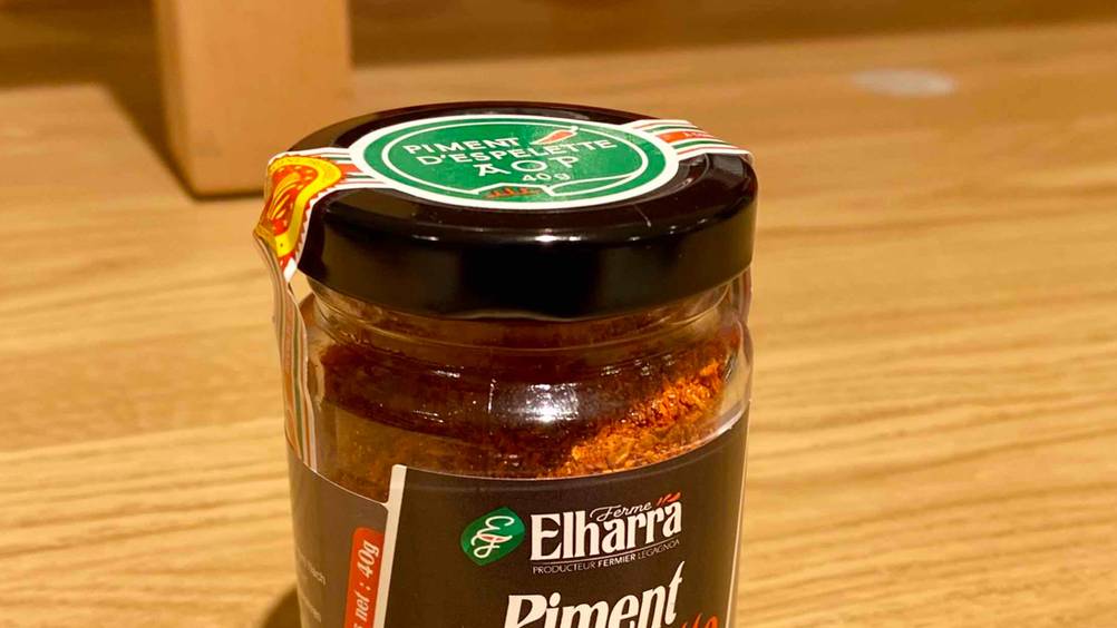 Nahaufnahme des Deckels eines Glases Piment d'Espelette im Test.