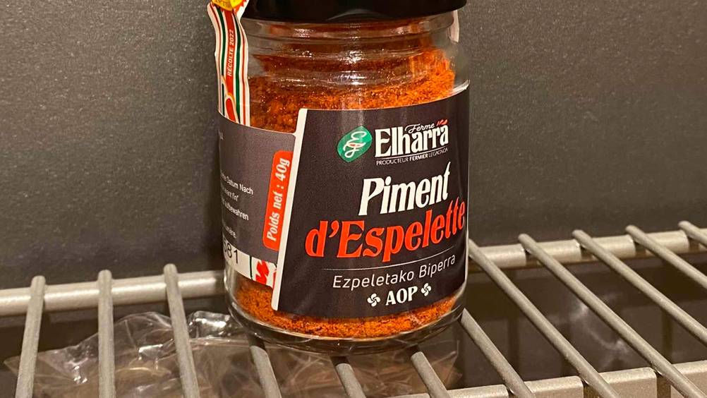 Piment d'Espelette getestet: Nahaufnahme des Labels auf dem Glas.