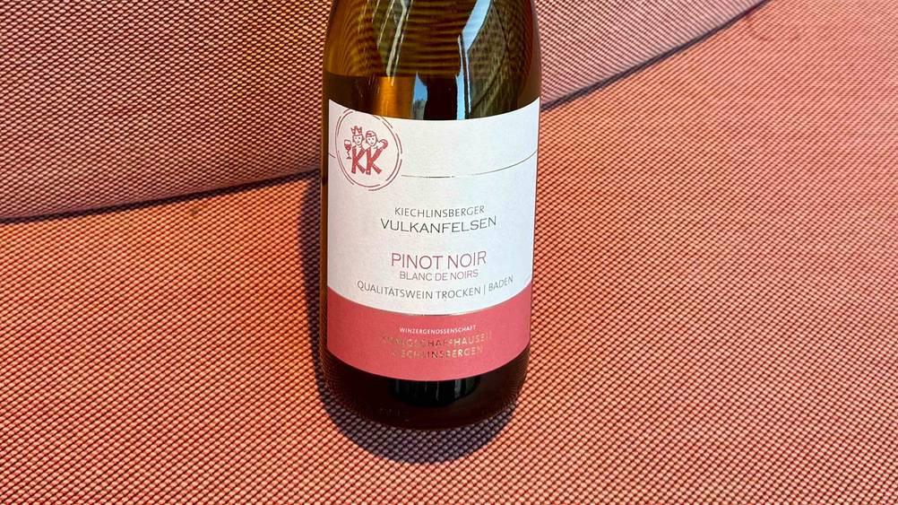 Pinot Noir im Test: Nahaufnahme des Labels auf der Flasche.