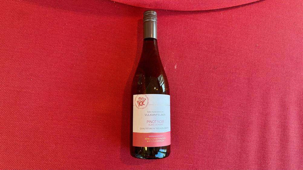 Auf einer roten Fläche liegt der getestete Pinot Noir.