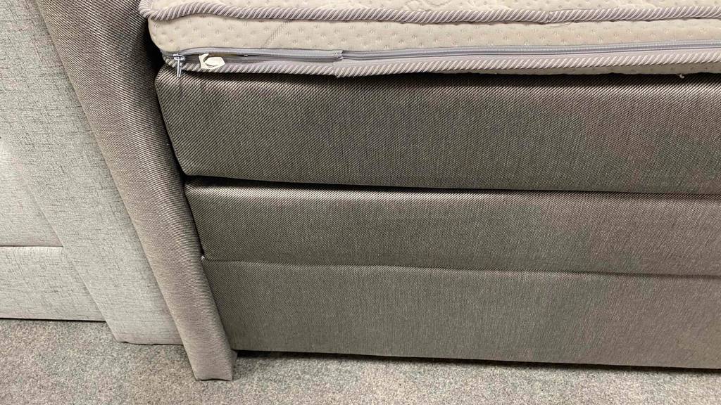 Boxspringbett 140 x 200 cm im Test: Nahaufnahme der mehrschichtigen Konstruktion sowie des Reißverschlusses des Toppers.