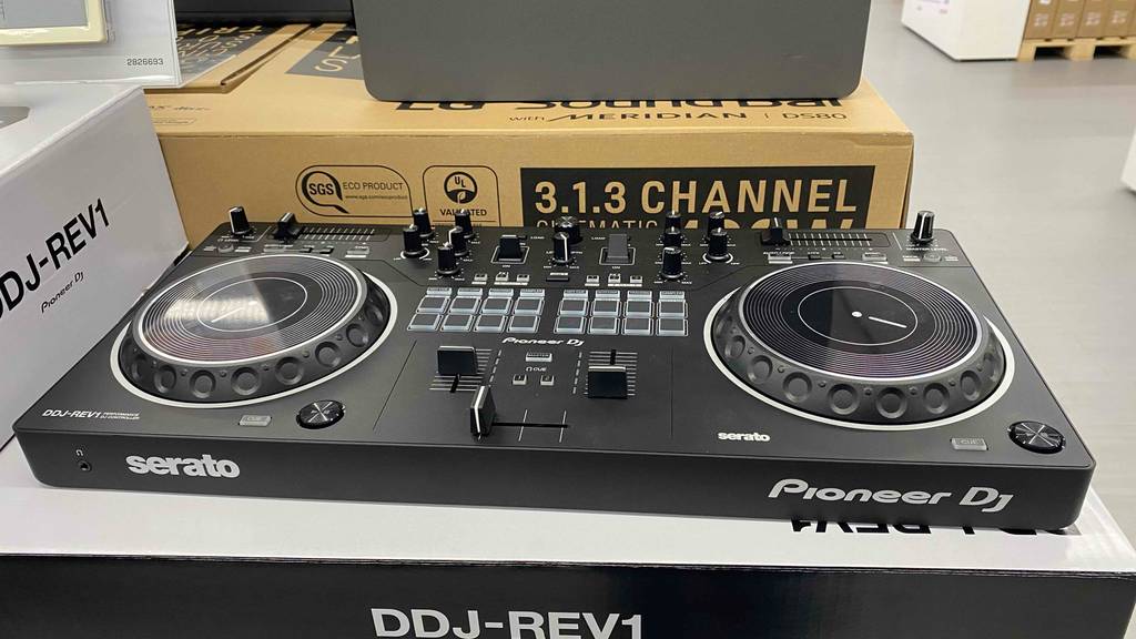 Im Test: DJ-Controller DDJ-REV1 von Pioneer DJ inklusive Verpackungskarton befindet sich in einem Verkaufsbereich.
