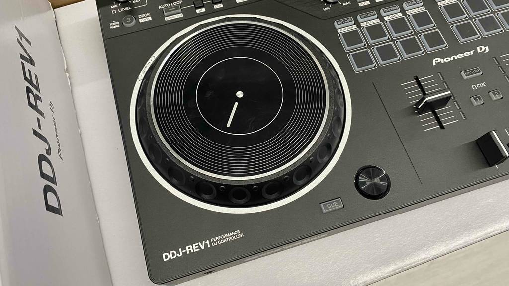 DJ-Controller im Test: Detailansicht des Plattentellers eines DDJ-REV1 von Pioneer DJ.