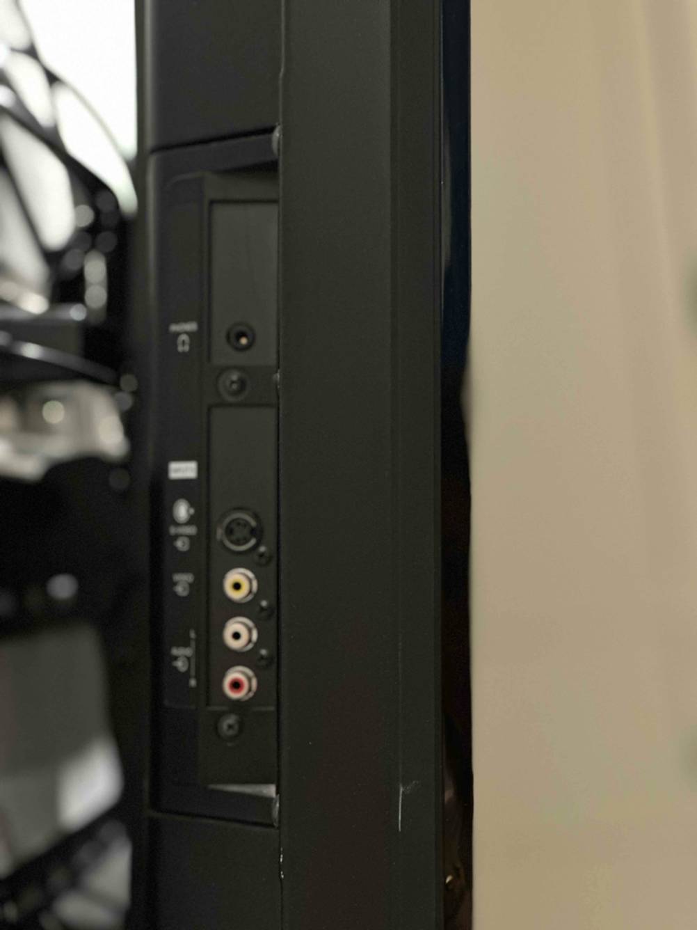 49-Zoll-Fernseher-Test: Nahansicht der Anschlussmöglichkeiten an einem Gerät.