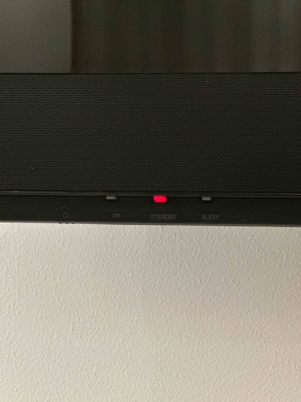 An einem getesteten 49-Zoll-Fernseher leuchtet das Standby-Licht.