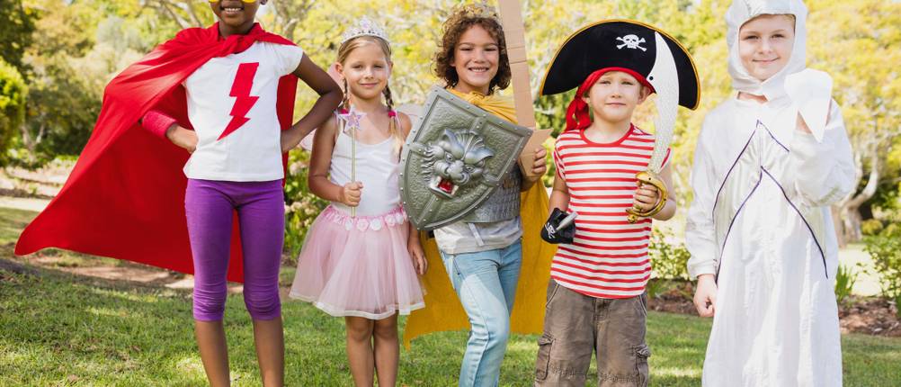 Ein Superheld, eine Prinzessin, ein Ritter, ein Pirat und ein anderes verkleidetes Kind