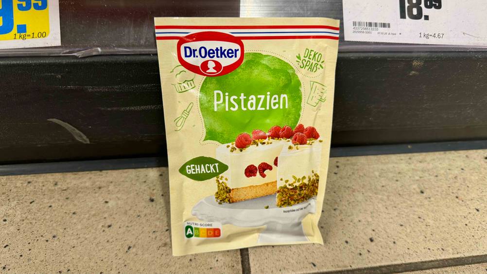 Getestet: Eine Packung Pistazien gehackt vor einem Regal auf dem Boden.