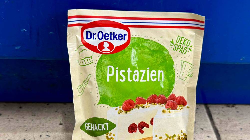 Pistazien gehackt getestet: Nahaufnahme der Verpackung mit Logo und Artikelbezeichnung.