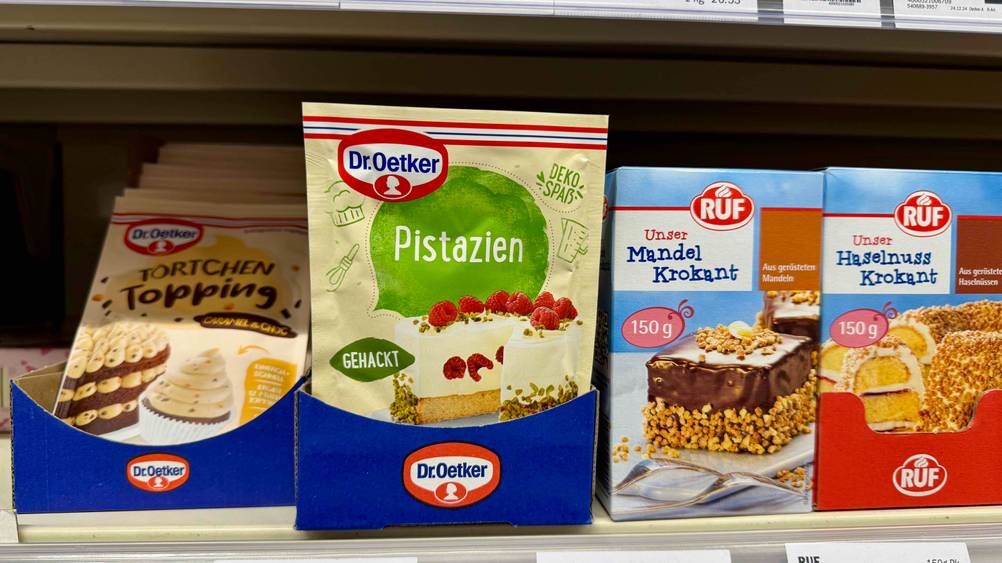 Pistazien gehackt im Test: Mehrere Packungen neben anderen Produkten im Test.