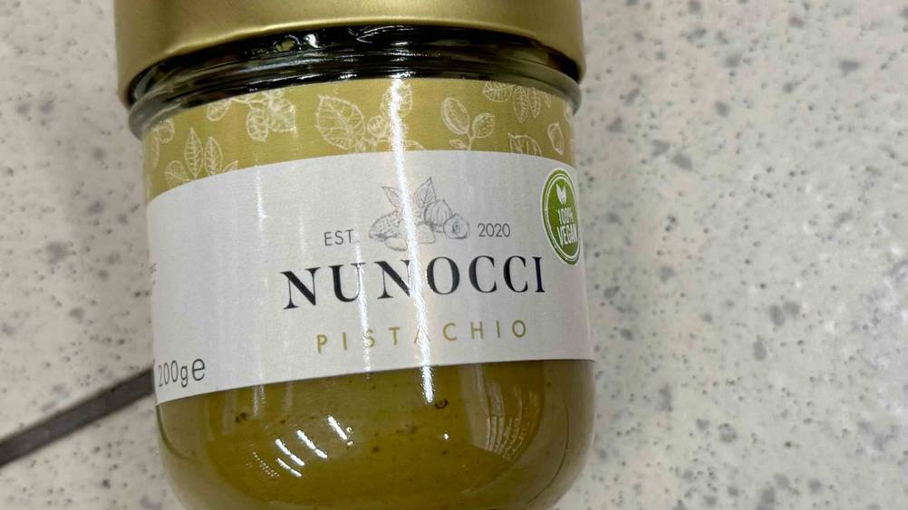 Pistaziencreme-Test: Nahaufnahme des Labels auf dem Glas.
