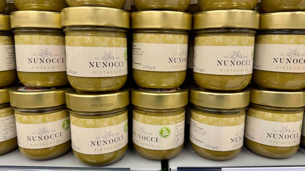 Mehrere Gläser der Pistaziencreme im Test neben- und übereinander.