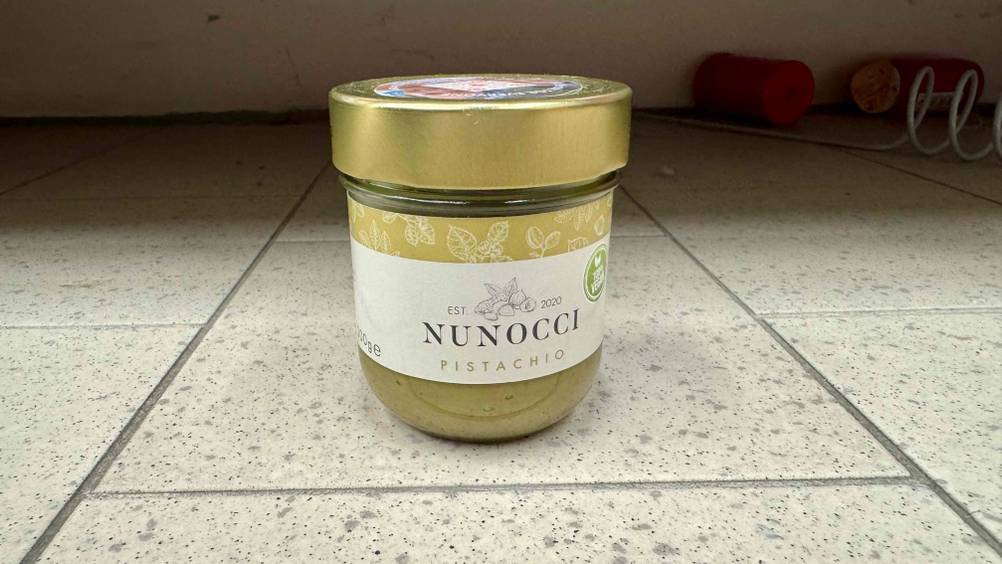 Pistaziencreme getestet: ein Glas steht auf dem Boden.