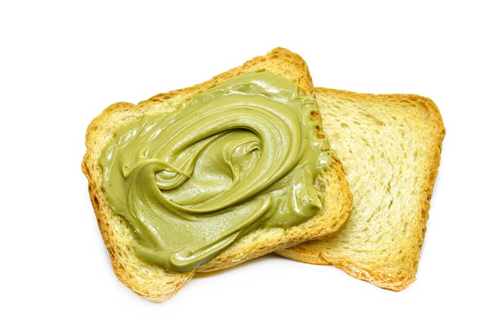 Pistaziencreme-Test: Auf einer Toastscheibe befindet sich Pistaziencreme. 