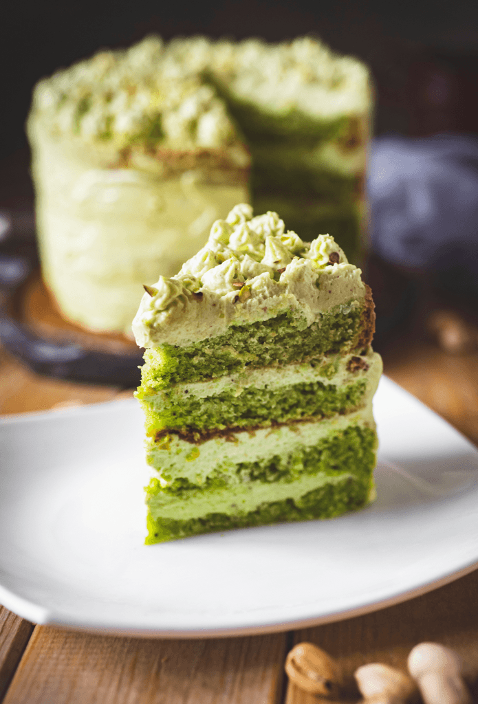 Pistaziencreme-Test: Auf einem Teller steht ein Stück Pistaziencreme-Torte. 
