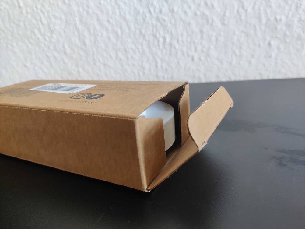 Katzenbürste getestet: Eine geöffnete Originalverpackung mit Blick auf die Bürste im Inneren.