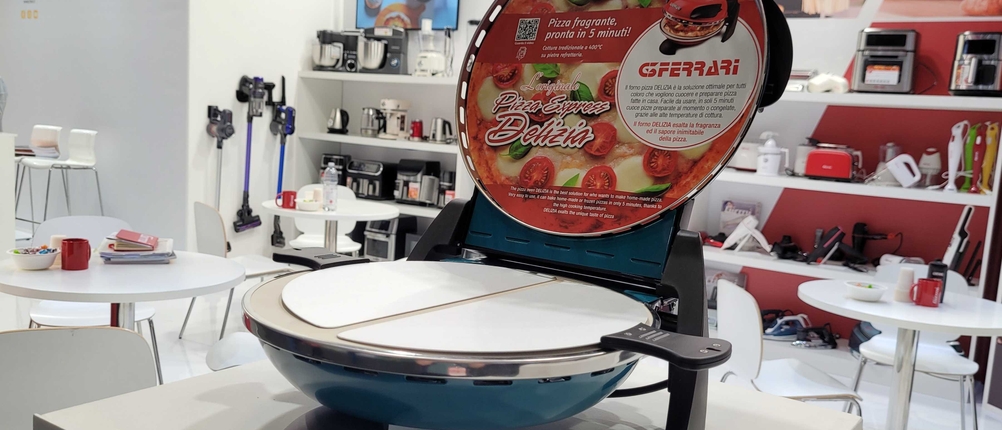 Pizzaofen-elektrisch getestet: Frontansicht des geöffneten Geräts.