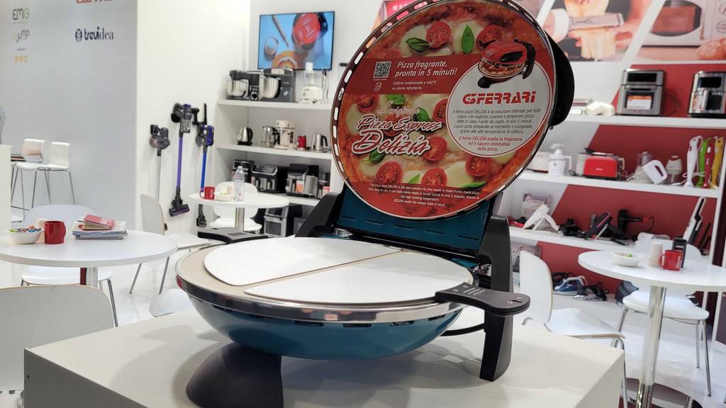 Pizzaofen-elektrisch getestet: Frontansicht des geöffneten Geräts.