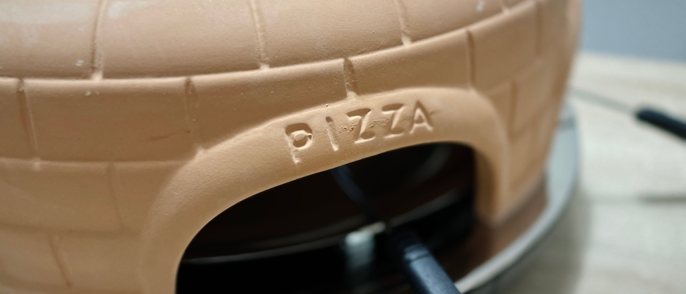 Eine der Öffnungen des Heidenfeld Pizzaofens im Detail.