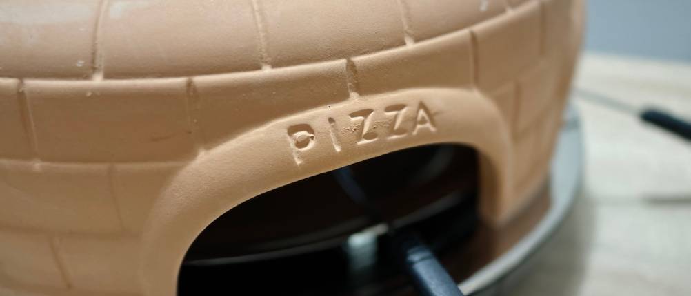 Eine der Öffnungen des Heidenfeld Pizzaofens im Detail.