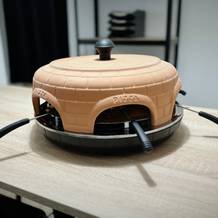 Der Heidenfeld Pizzaofen steht ausgepackt auf einem Holztisch.